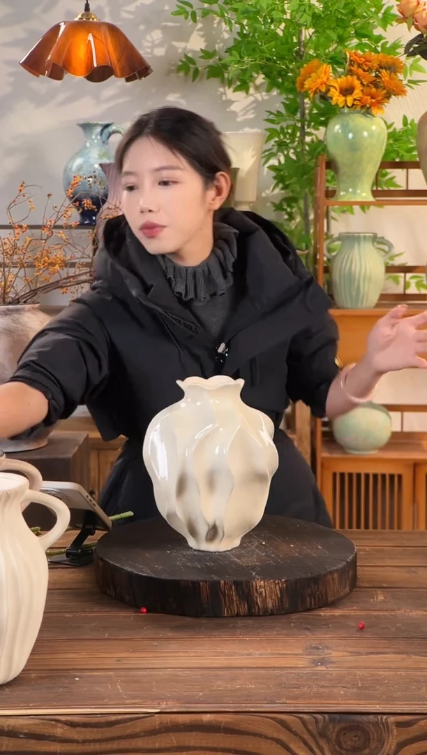 白色丝瓜纹中号花瓶