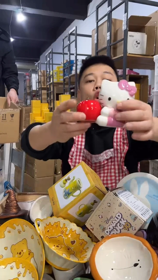 【闪购商品】杯kt猫抱苹果粉瓶一套