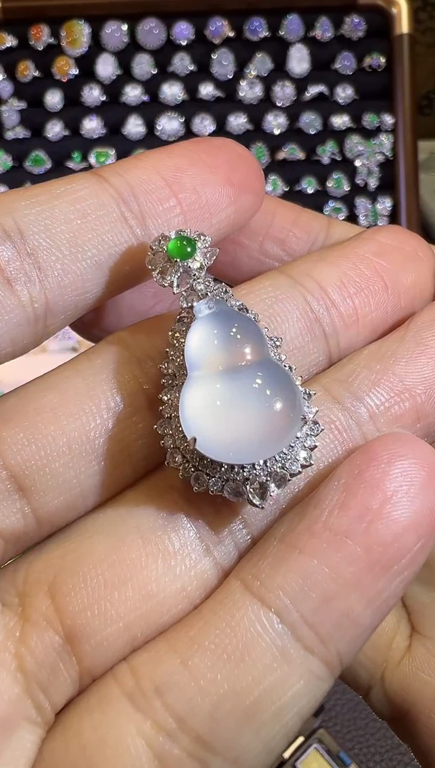 【闪购商品】翡翠吊坠(赠链)18K金镶嵌玻璃种茅台白葫芦吊坠