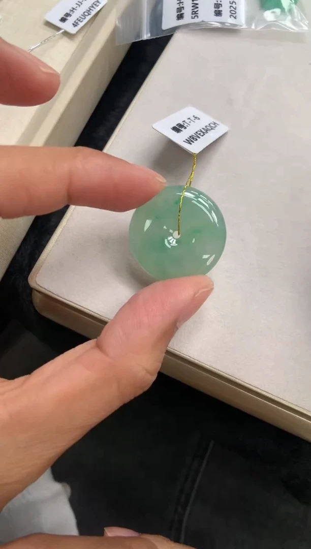 翡翠未镶嵌颈饰平安扣