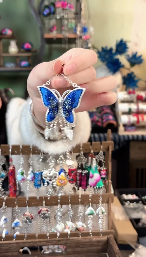 彩云南阁非遗老绣苗银饰品540