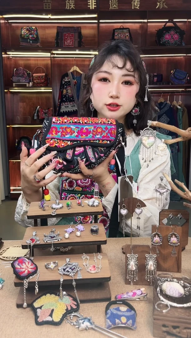 【闪购商品】织绣A07黔东南苗族刺绣