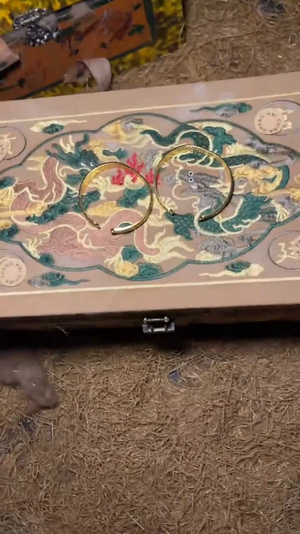 木 高端精美黄刺绣龙盒子一件链接