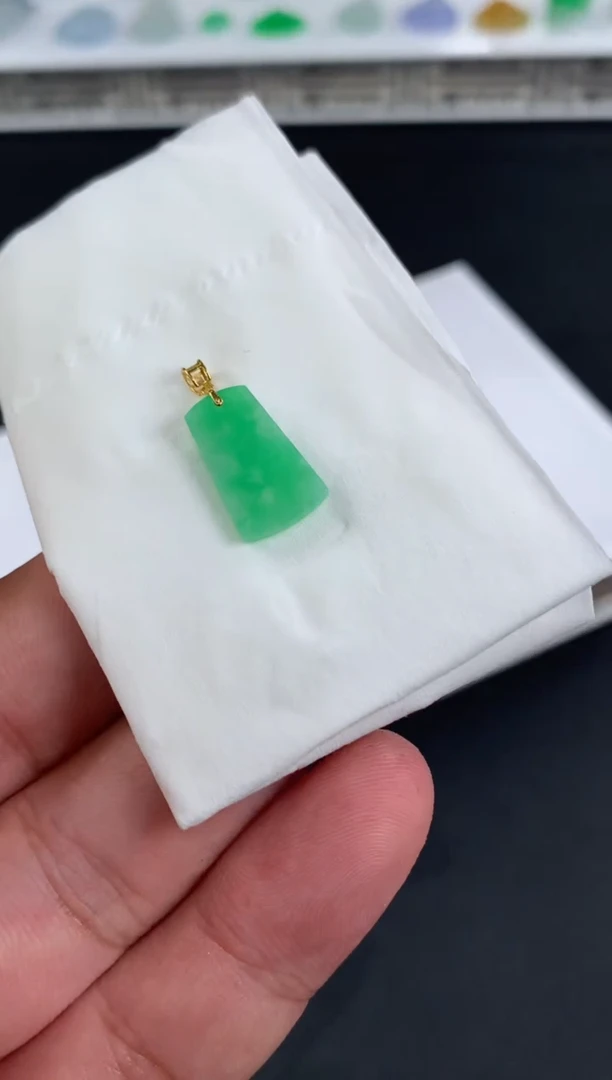 颈饰18K金镶嵌翡翠?****团翡翠