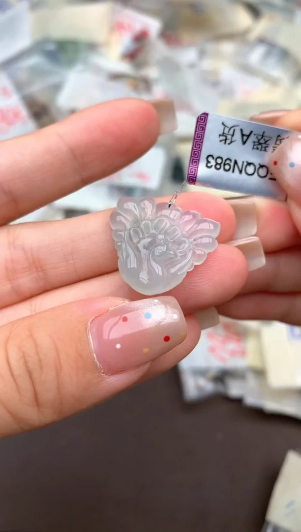 未镶嵌挂件翡翠一孔雀