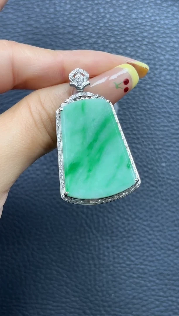 颈饰18K金镶嵌翡翠YM1338-1 无事牌