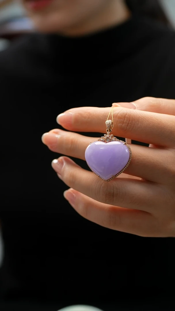 颈饰18K金镶嵌翡翠吊坠