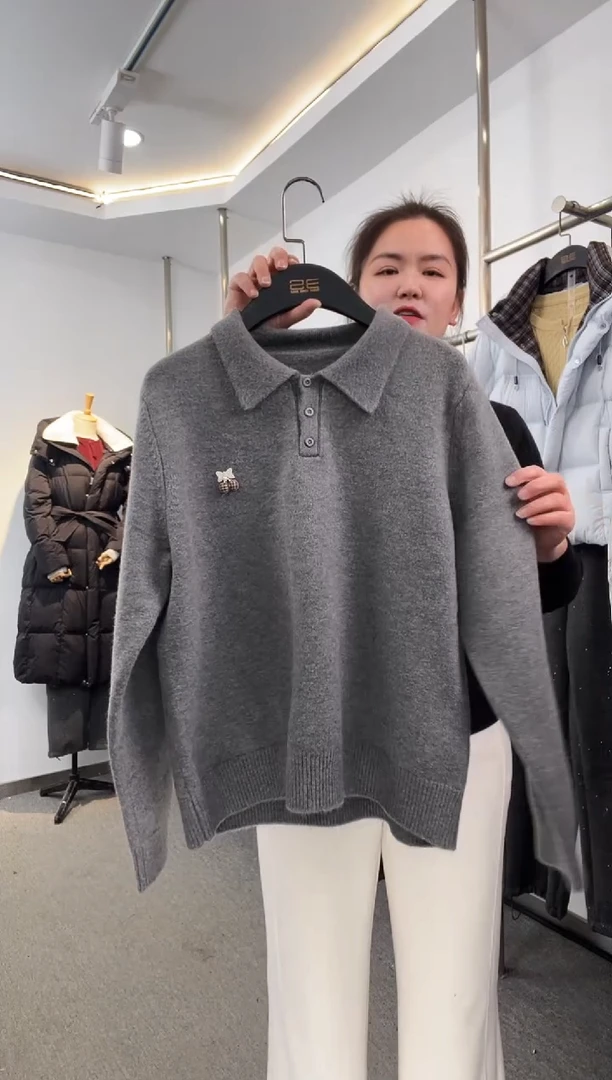 何**箫灰色翻领休闲羊毛衫