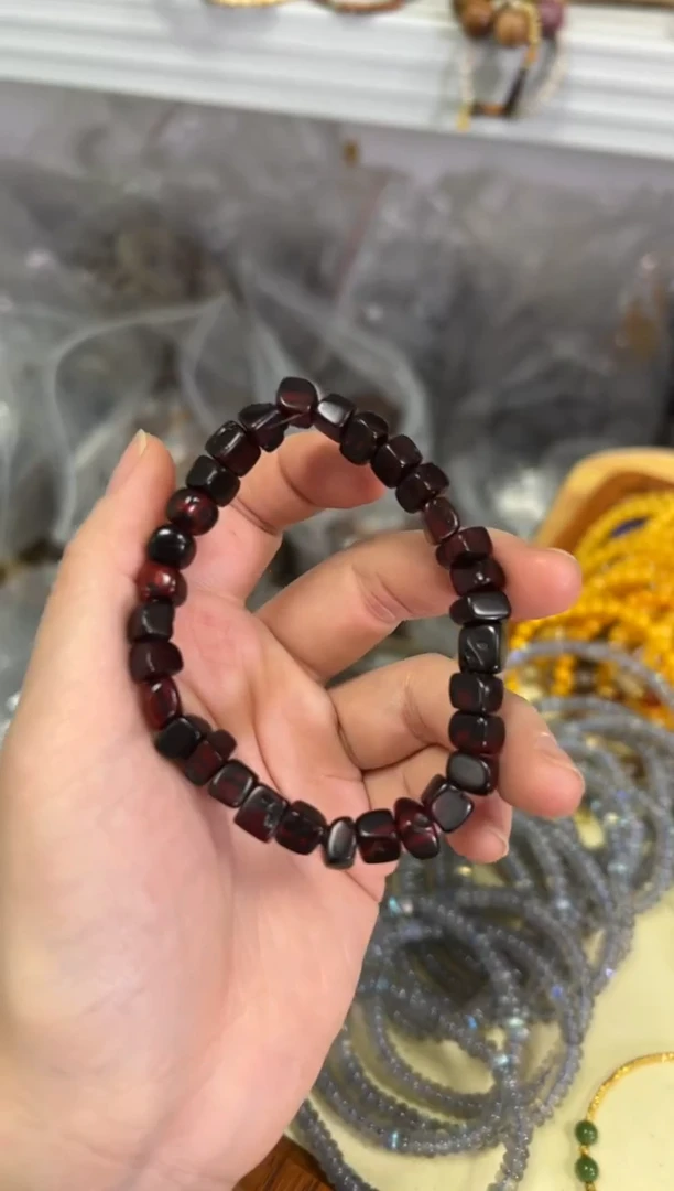 【闪购商品】血珀手链未镶嵌血翳琥珀珀随行方块手链[0005]