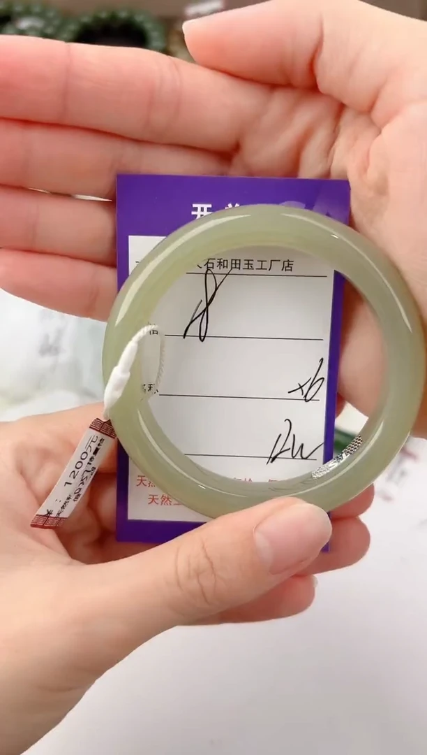 未镶嵌手镯和田玉18颜色微差无瑕疵