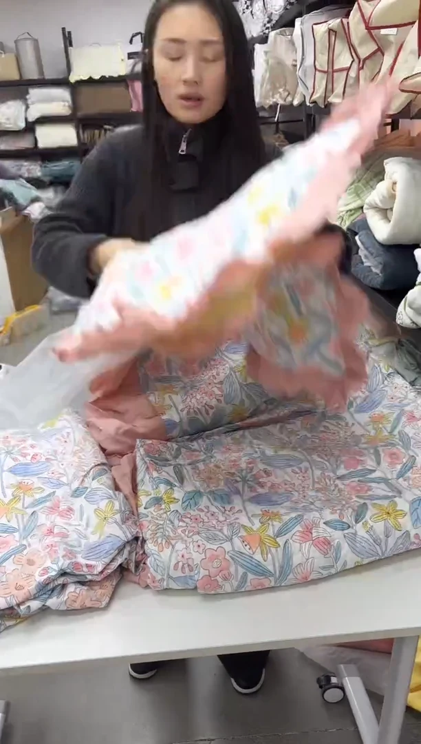 聚酯纤维碎花床盖 孤品 花边款