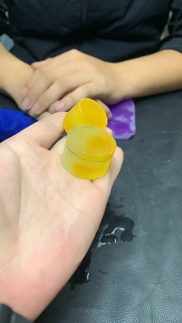玉冰黄边角毛胚一个