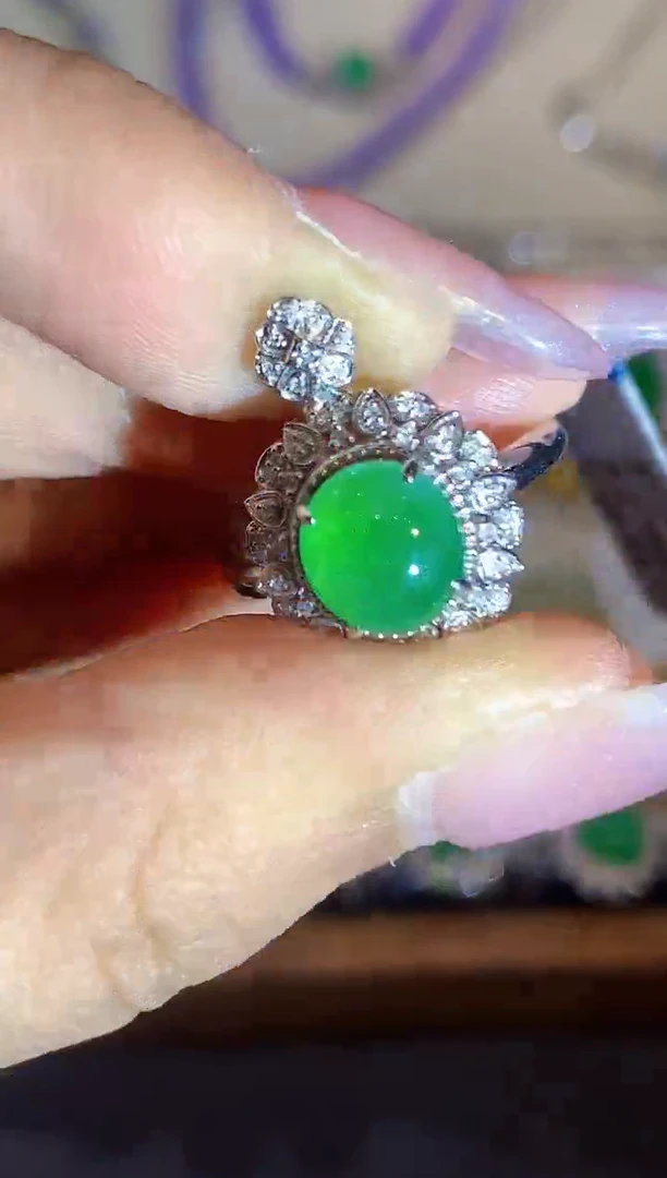 18K金镶嵌戒指翡翠多样性发其一