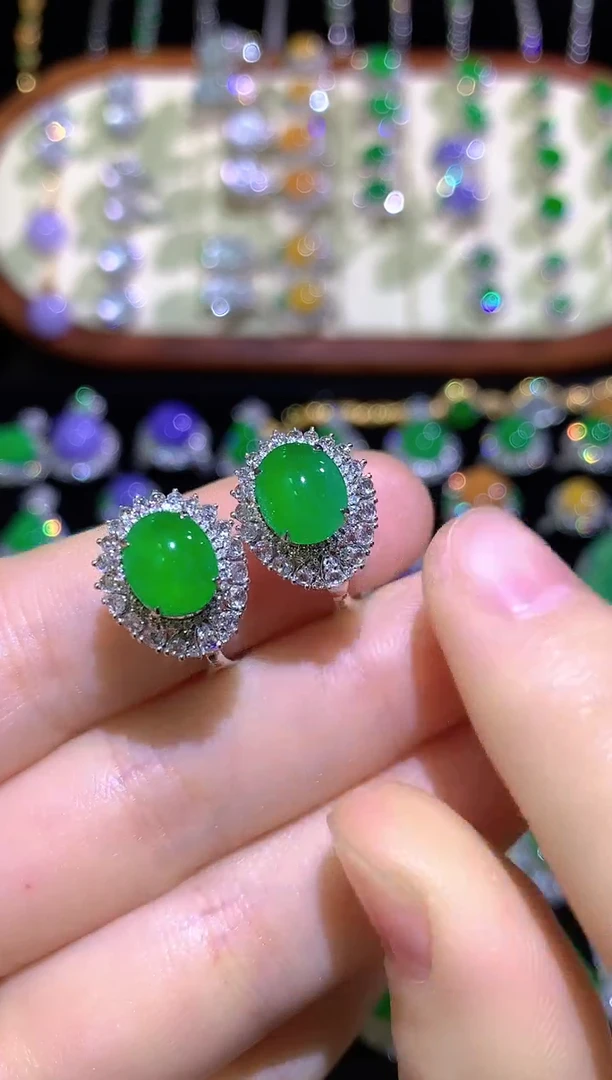 18K金镶嵌翡翠耳饰高冰满绿蛋面耳包