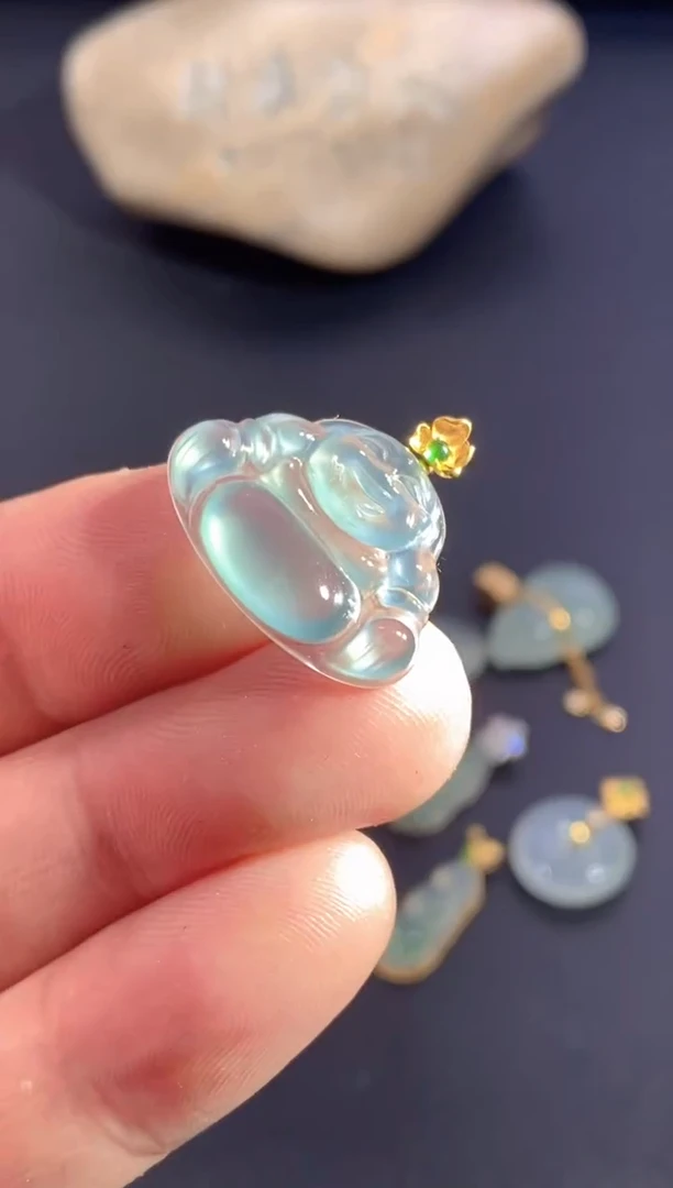 颈饰18K金镶嵌翡翠