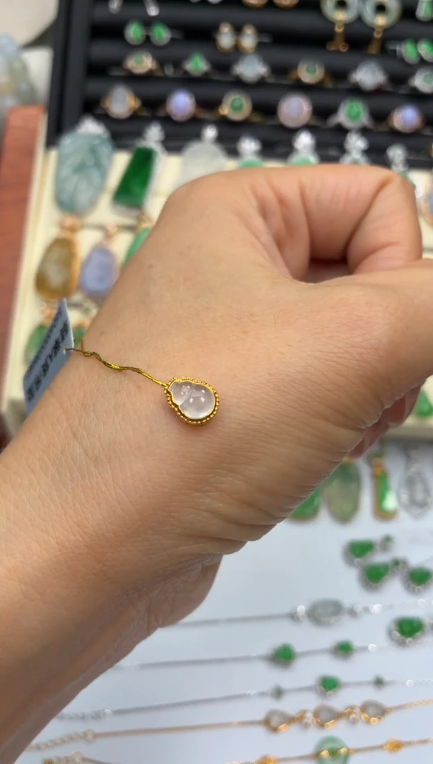 颈饰18K金镶嵌翡翠天然翡翠A货