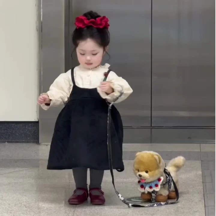 壹妈童装女童洋气时髦2025春季儿童小女孩吊带背带裙米色衬衫套装