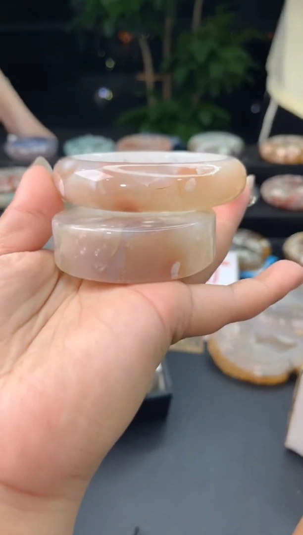 【闪购商品】石英质玉手镯未镶嵌赠送镯心（62圈口）无证书