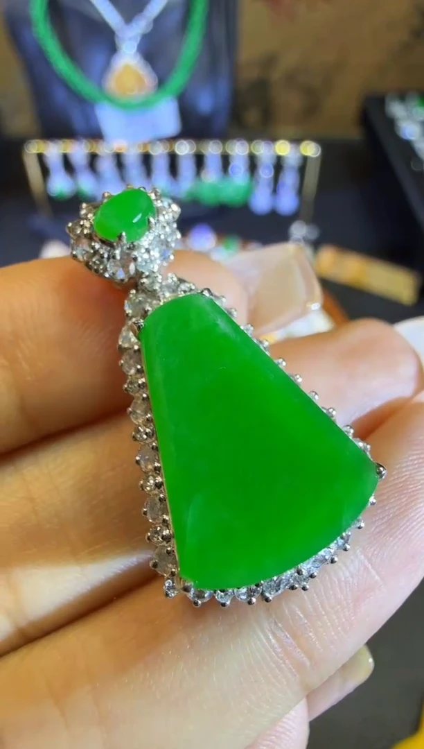 【闪购商品】翡翠吊坠(赠链)18K金镶嵌高冰浓阳绿无事牌吊坠