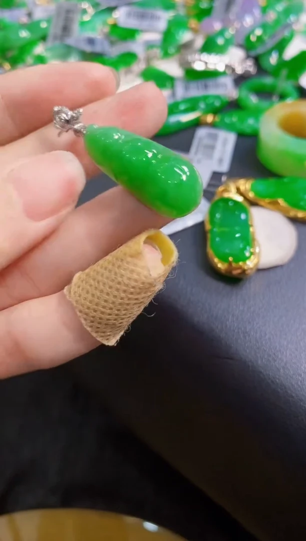 翡翠18K金镶嵌颈饰豆