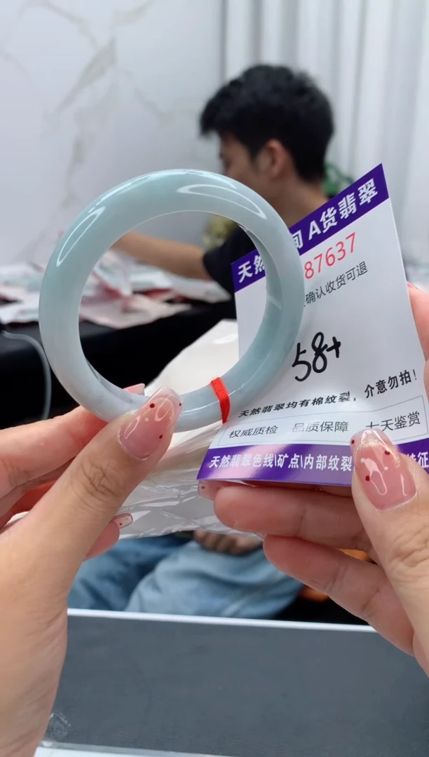 未镶嵌手镯翡翠有纹，完美者勿拍