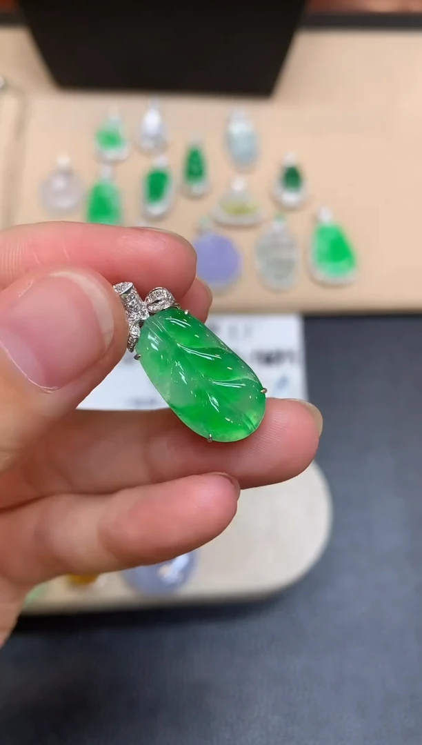 颈饰18K金镶嵌翡翠树叶【无服务费