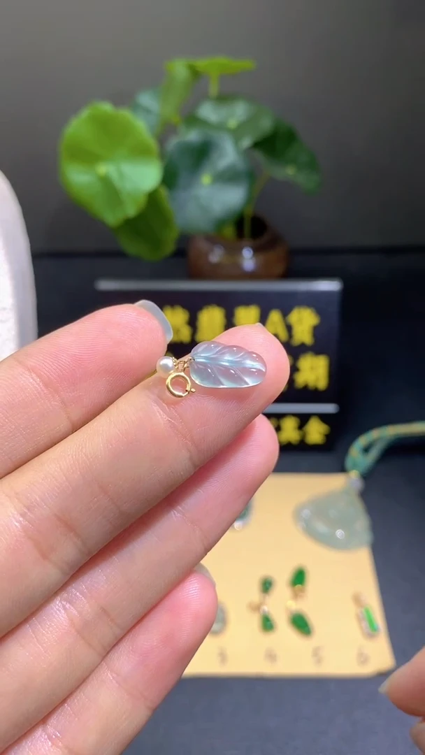 颈饰18K金镶嵌翡翠翡翠A货