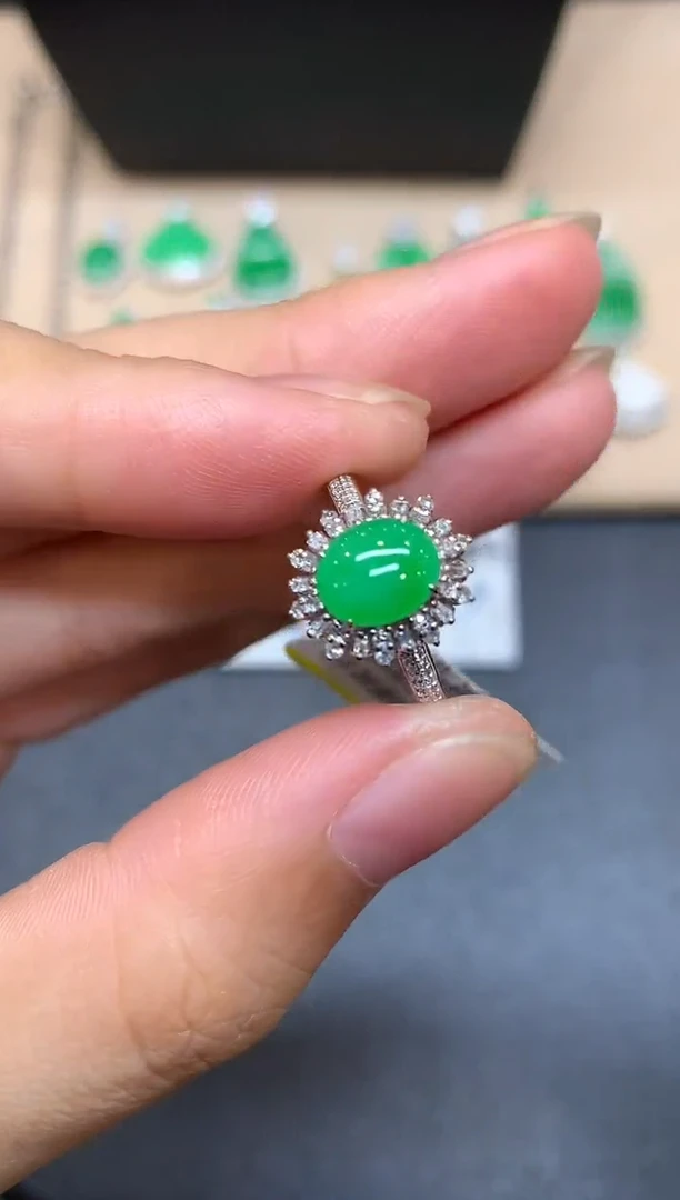 18K金镶嵌戒指翡翠蛋面【无服务费