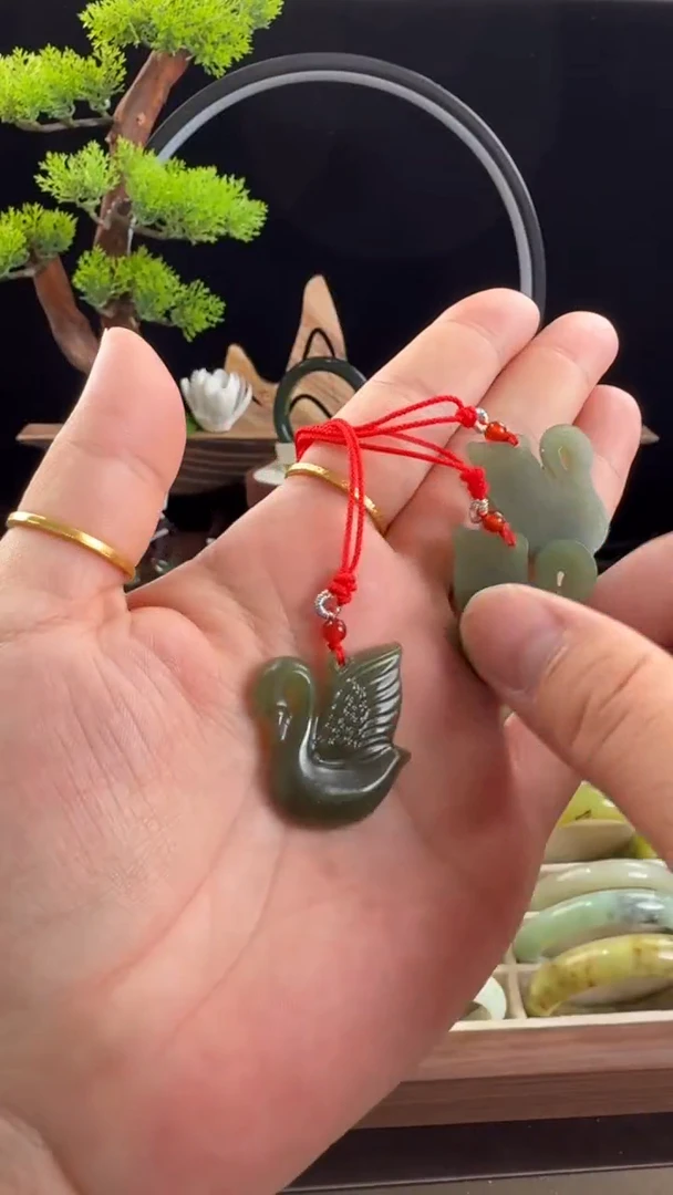 和田玉（糖玉）未镶嵌颈饰发其中一个