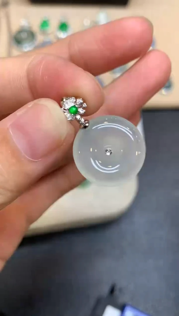 颈饰18K金镶嵌翡翠平安扣【无服务费【48小时鉴赏期】