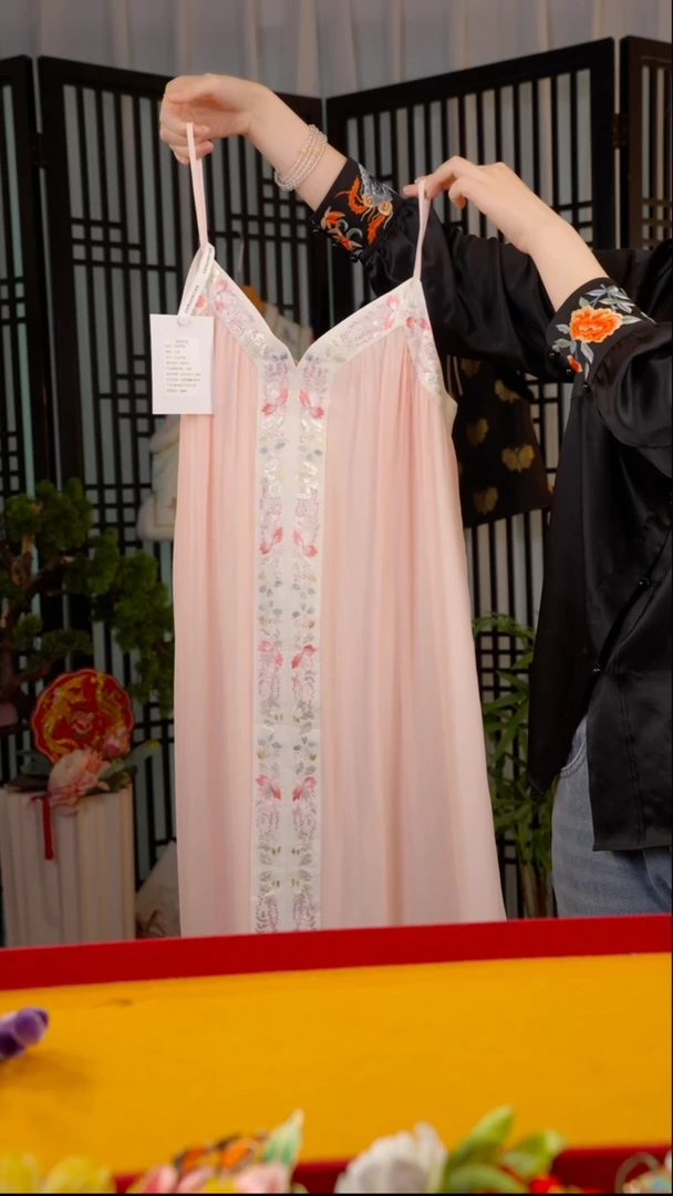 刺绣诺*粉色吊带裙