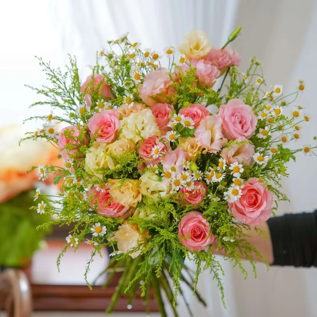 【精致生活花束】戴安娜+洋桔梗+洋甘菊+黄莺云南鲜花发货