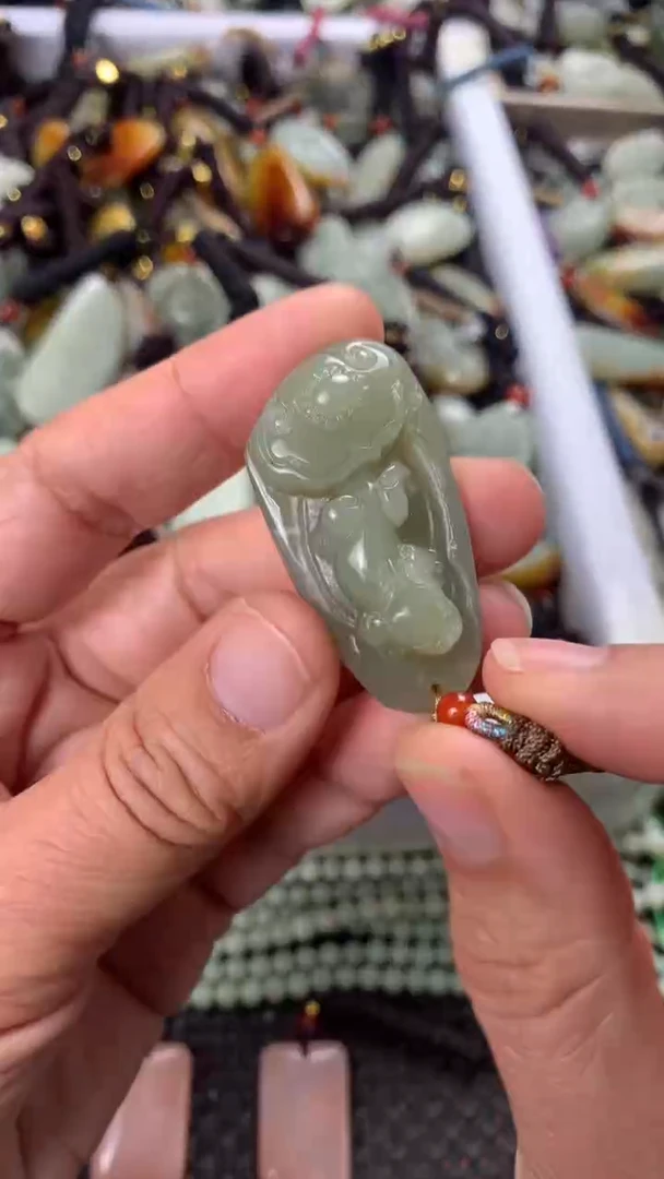 【闪购商品】和田玉颈饰未镶嵌多样性发货没有证书，拍一发一.有瑕