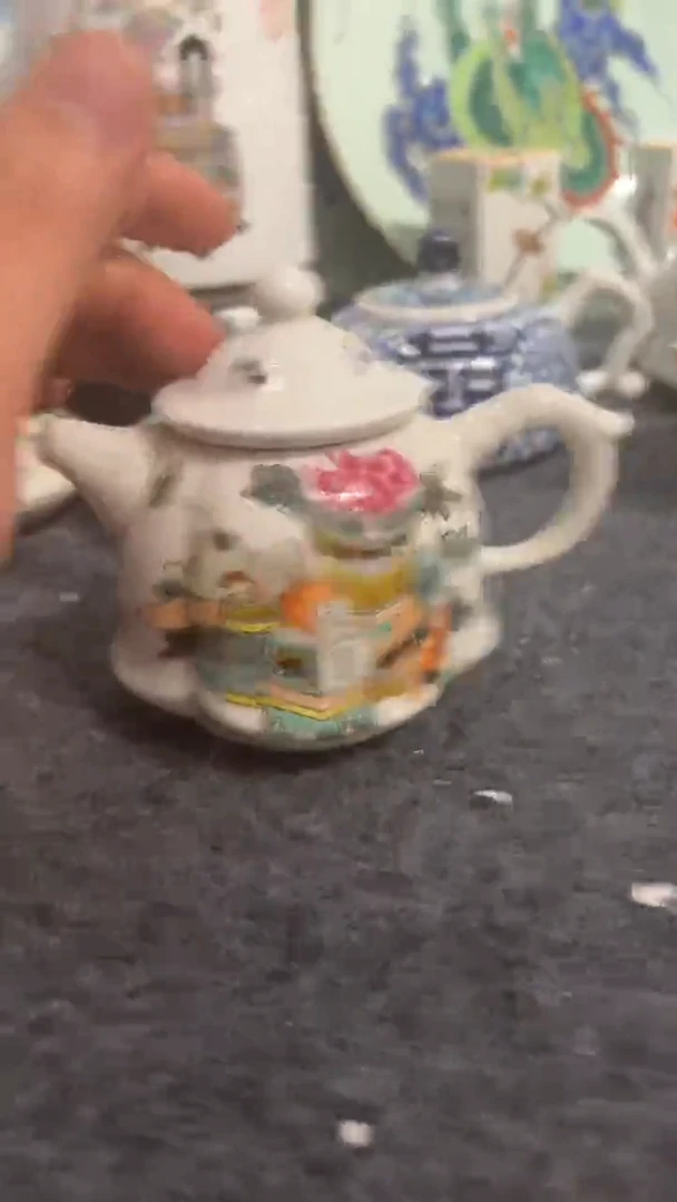 摆件瓷摆件瓷摆件中鼎瓜棱小壶