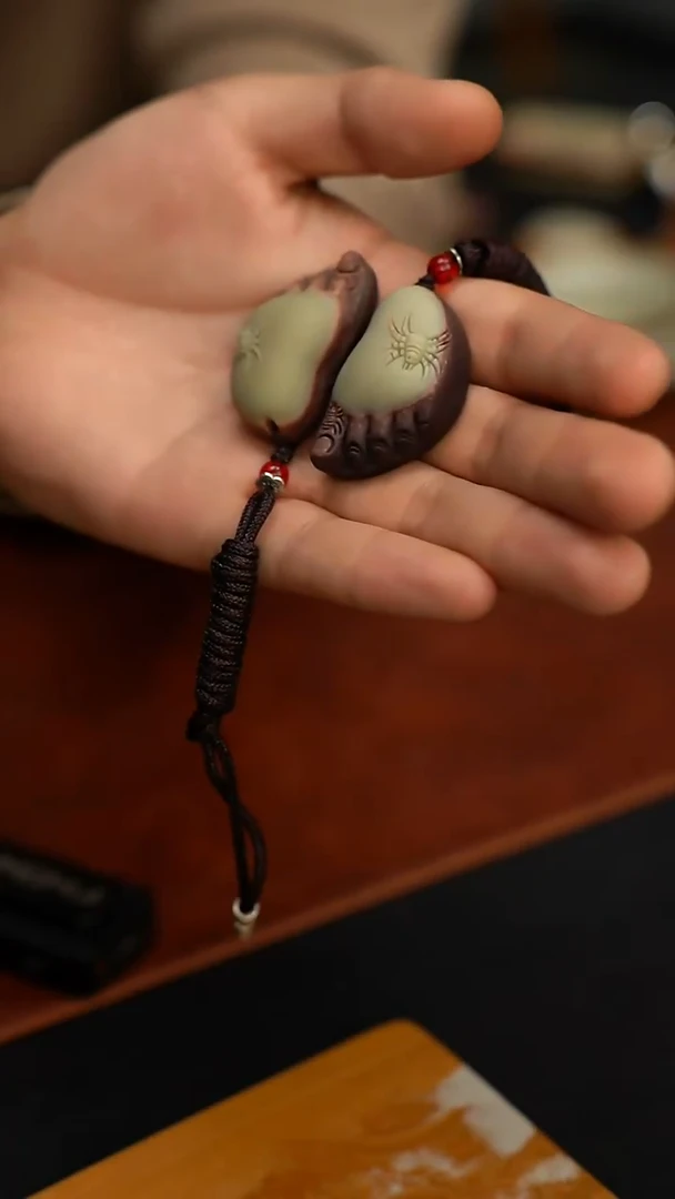 双十一手工雕刻一对小脚丫