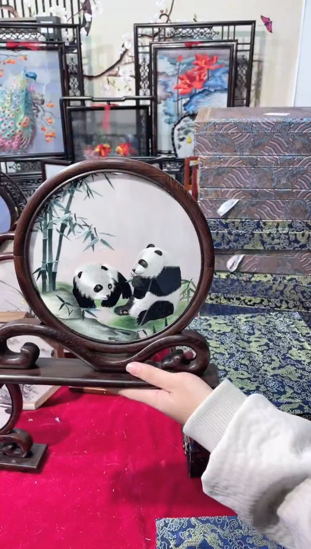 织绣精品苏绣手工刺绣，纯实木框架，摆件35