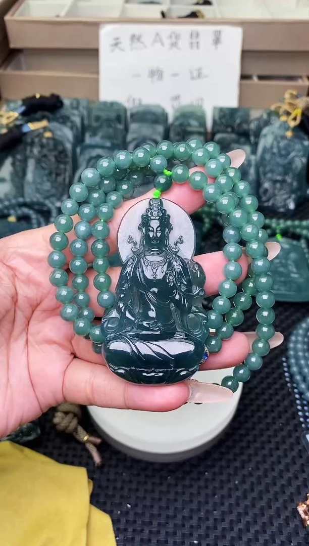 颈饰未镶嵌翡翠