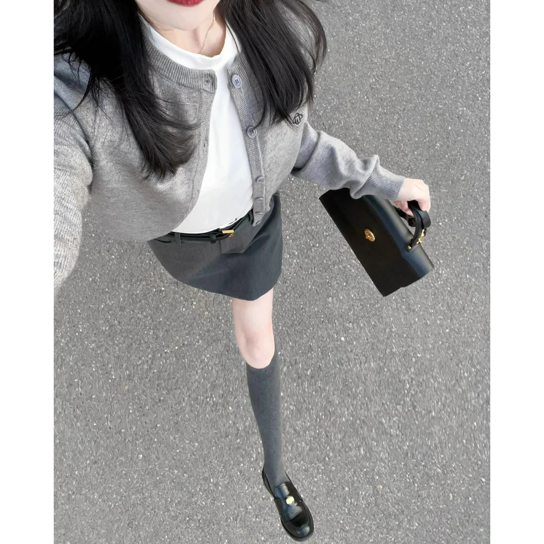 灰色针织毛衣开衫外套女装春秋新款外搭刺绣宽松显瘦短款长袖上衣