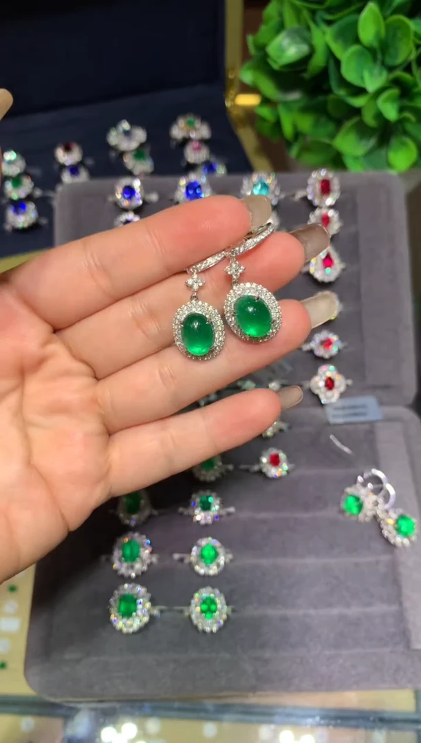 18K金镶嵌耳饰祖母绿7.8ct