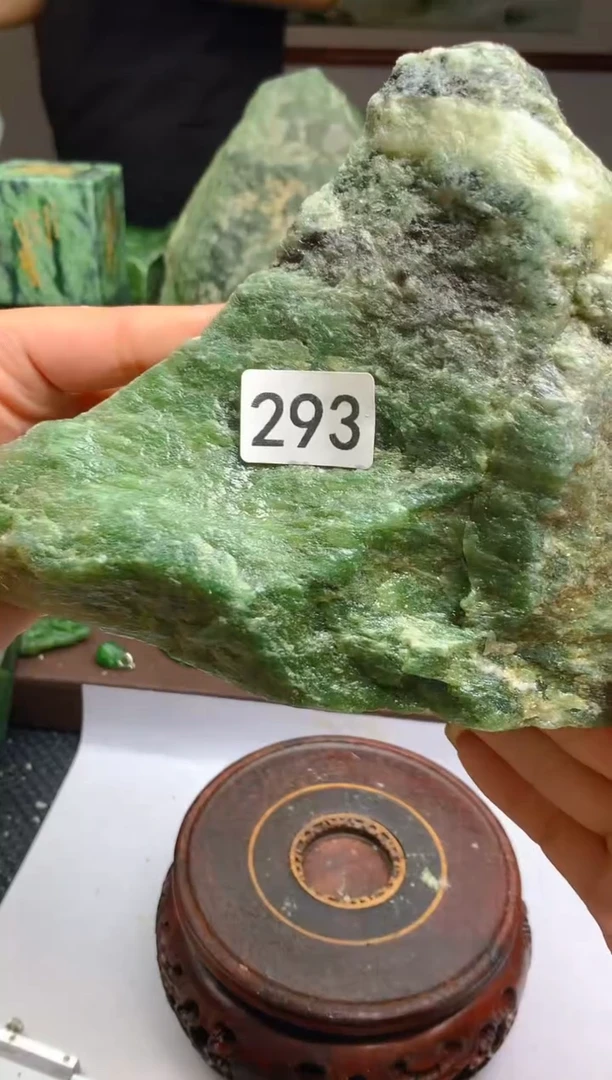 和田玉（碧玉）未镶嵌珠宝半成品1