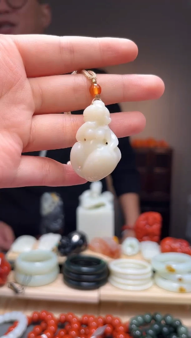 颈饰未镶嵌和田玉吊坠