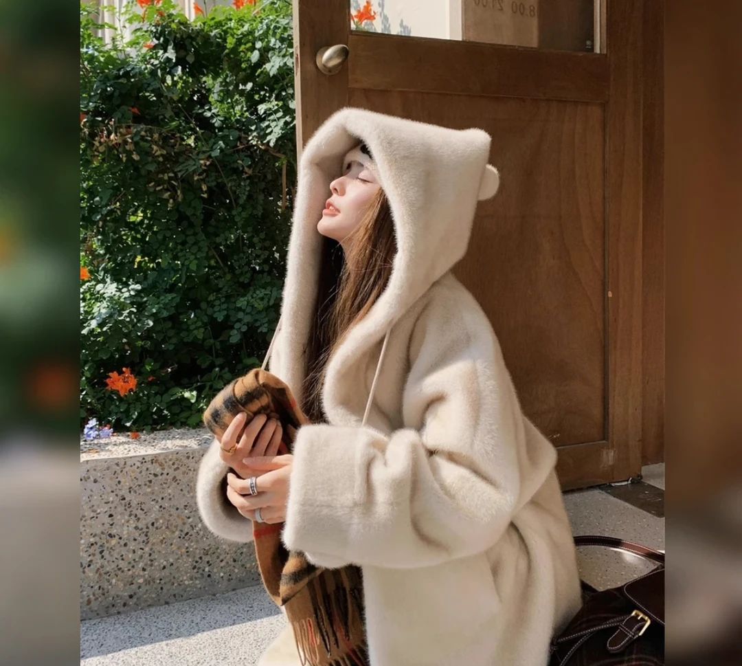 皮毛一体女巫毛球冬季连帽加厚毛绒绒外套短款中长款女冬