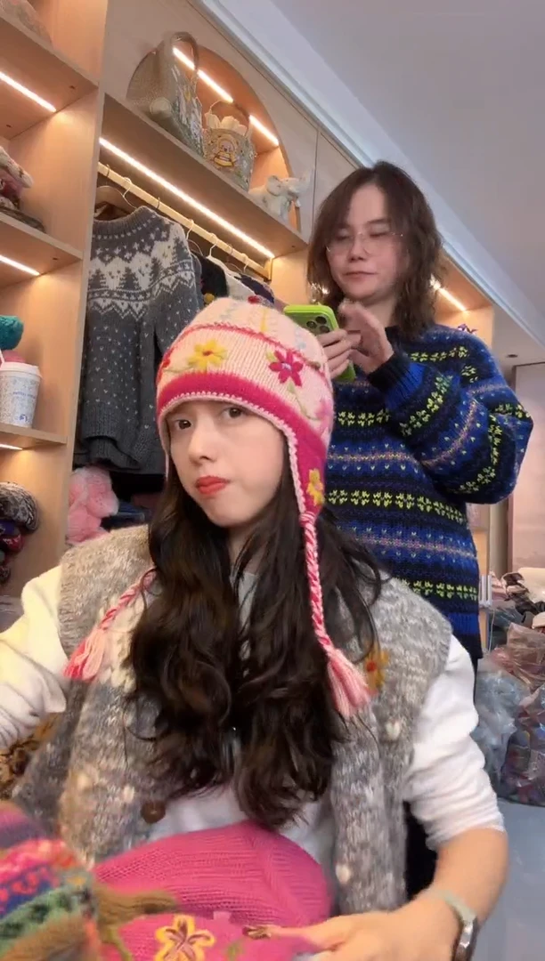 羊毛美利奴浅粉色刺绣护耳帽