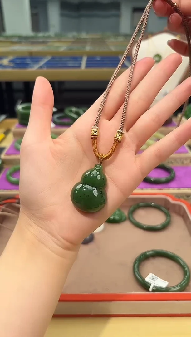 吊坠(赠链)未镶嵌和田玉碧玉辣阳绿葫芦吊坠多样性发一