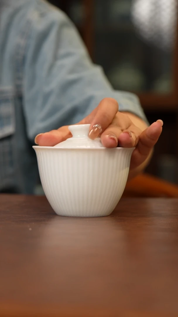 景德镇纯手工白胎菊瓣盖碗