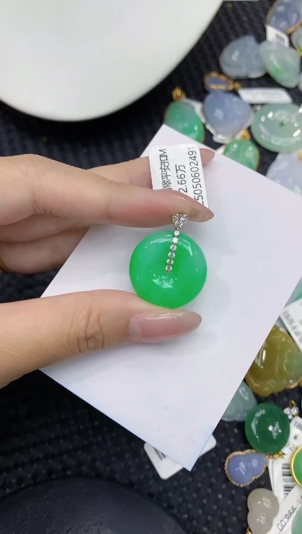 翡翠18K金镶嵌颈饰111111111