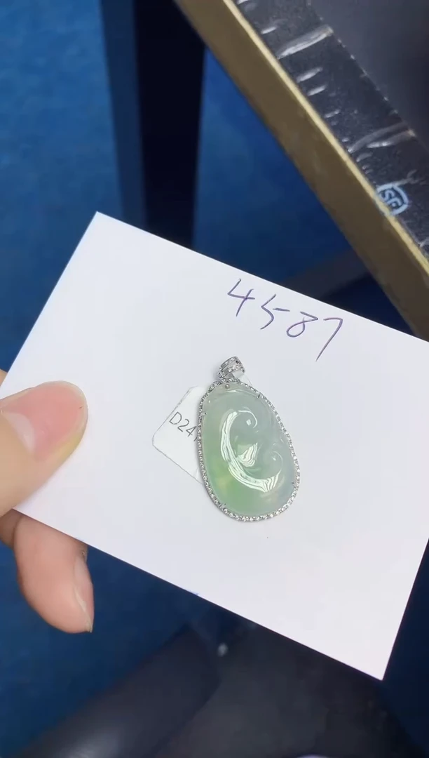 翡翠18K金镶嵌颈饰天然缅甸翡翠A货