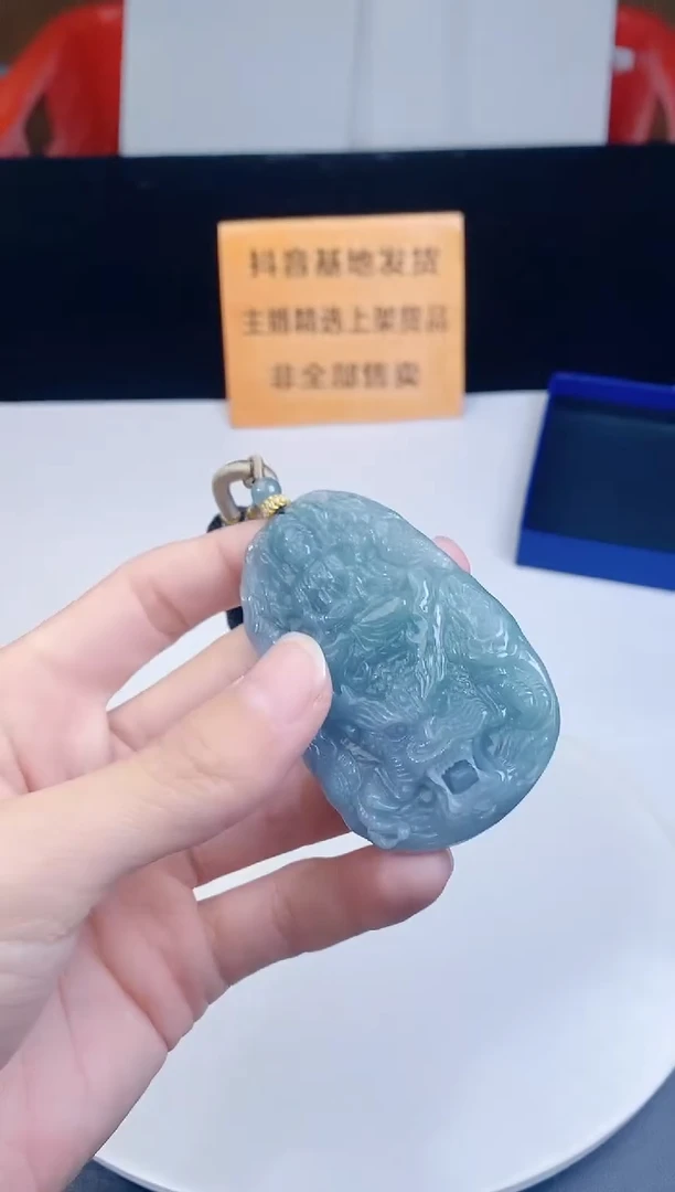 颈饰未镶嵌翡翠