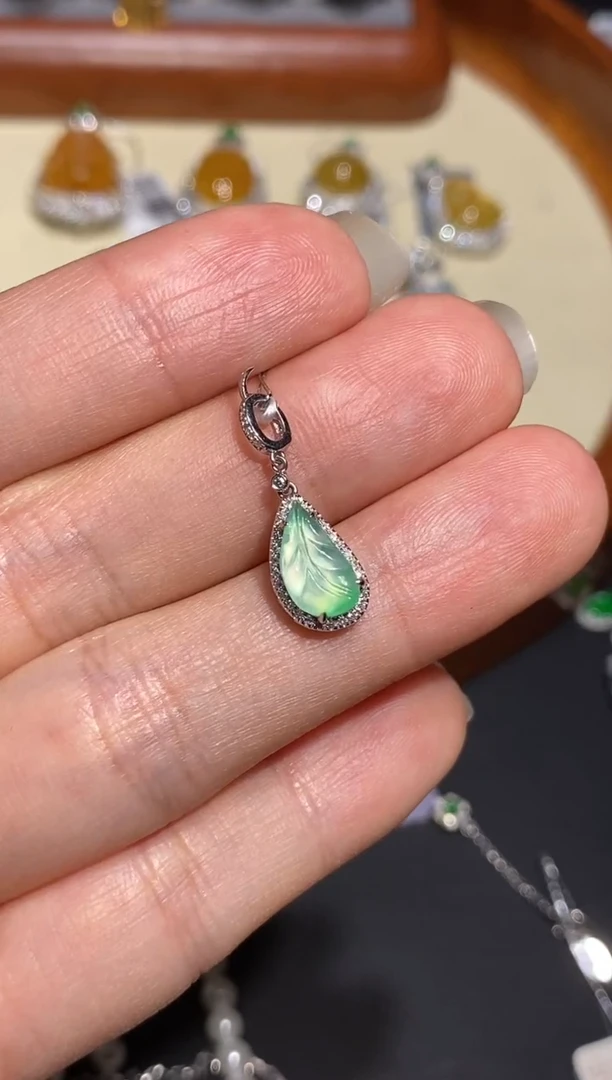 【闪购商品】翡翠吊坠(不含链)18K金镶嵌吊坠