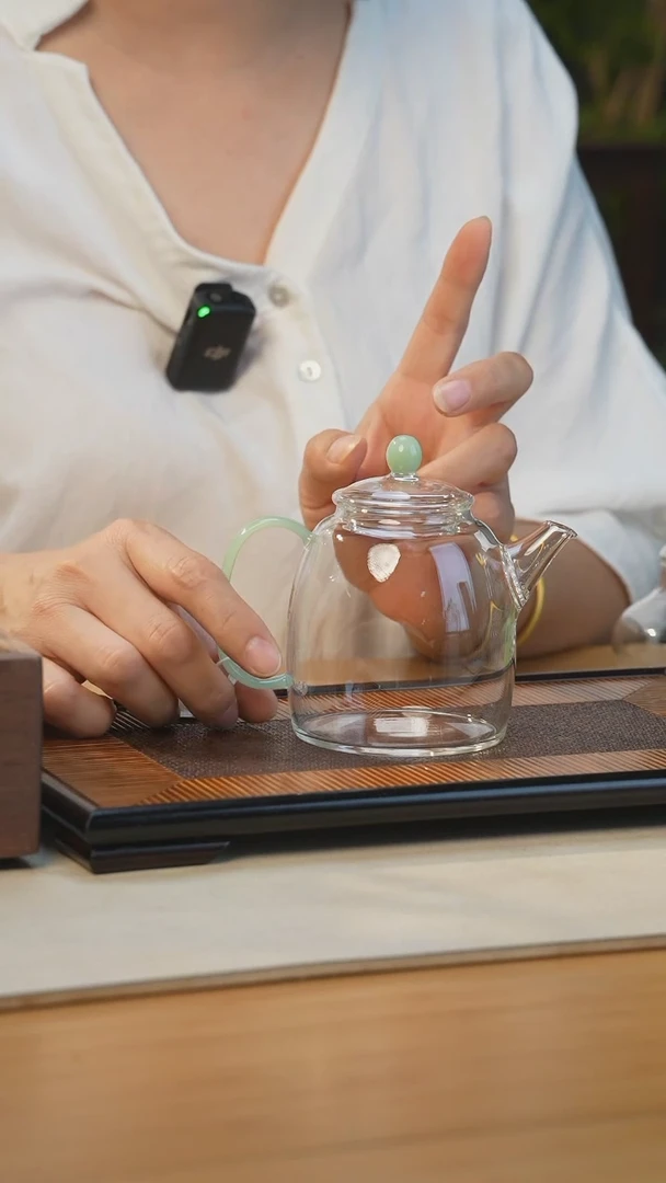 绿玉把玻璃小茶壶